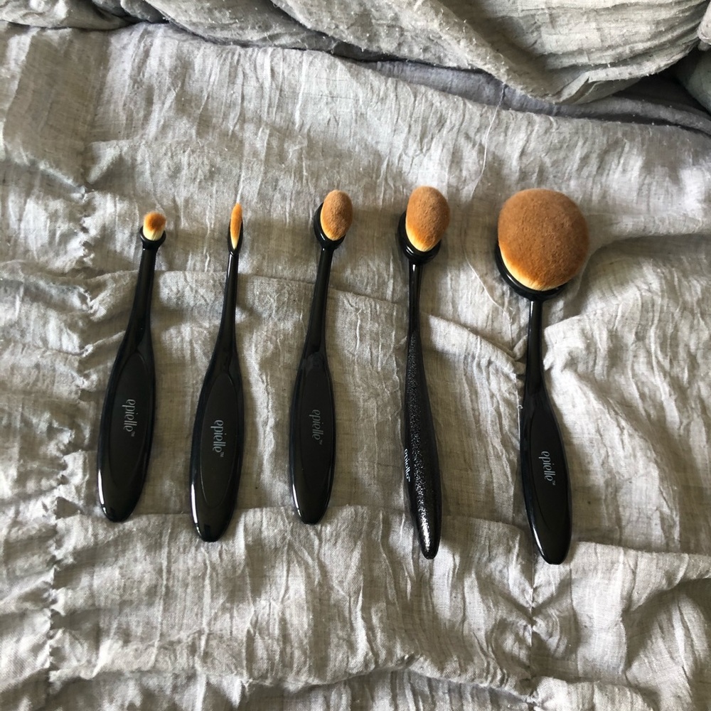 NWOT Epielle brush set (5)